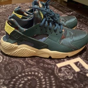 Gently worn Nike Huaraches!!
